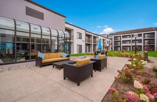 Auburn Hills Hotel | Spacious and Fully-furnished Accommodation! Pets Allowed, Indoor Swimming Pool!