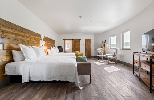 Pottawattamie County House | Spacious and modern guestrooms located a short drive from Omaha/Council Bluffs