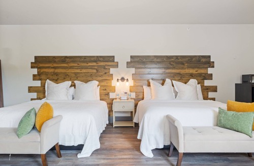 Pottawattamie County House | Spacious and modern guestrooms located a short drive from Omaha/Council Bluffs