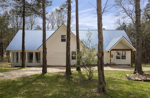 Golden House | Spacious and Private. Fire pit, game room. Ample parking. King beds!