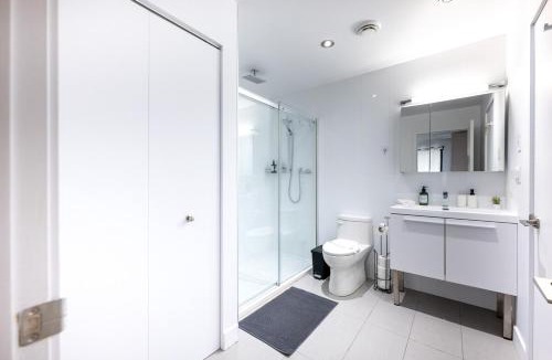 Cite Multimedia Apartment | Spacious Apartment in Old Port Montreal