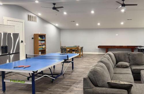 Omaha House | Spacious Barndominium Near Branson w/Game Rooms