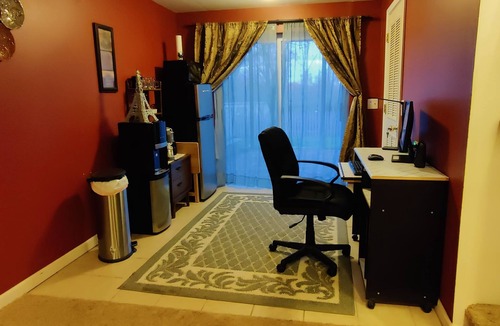 Omaha House | Spacious Basement with Private Walkout Entrance! Massage Chair, Desktop PC.