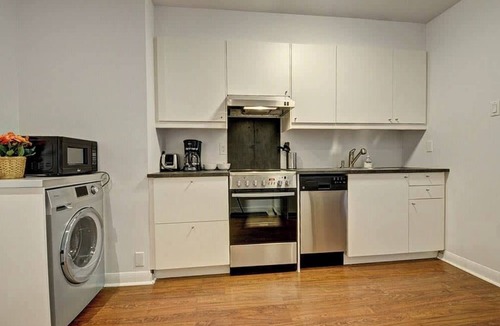 Ville-Marie Apartment | Spacious & Bright | TV | Desk | Pet Friendly | AC