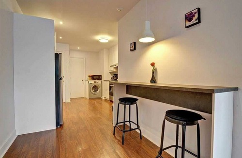 Ville-Marie Apartment | Spacious & Bright | TV | Desk | Pet Friendly | AC
