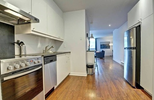 Ville-Marie Apartment | Spacious & Bright | TV | Desk | Pet Friendly | AC