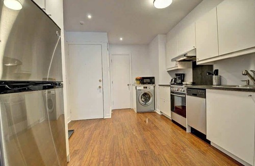Ville-Marie Apartment | Spacious & Bright | TV | Desk | Pet Friendly | AC