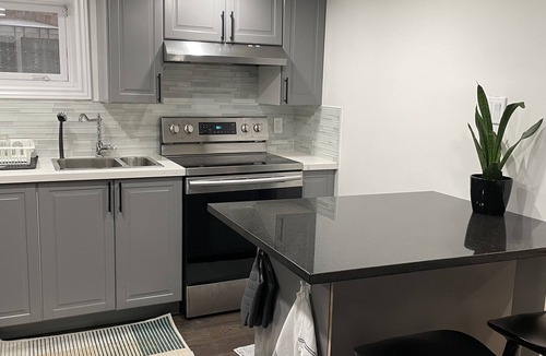 Earlscourt House | Spacious, clean & new 1 bed/2 bath + office in heart of Corso Italia