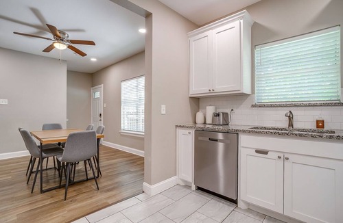 Oak Cliff House | Spacious Dallas Home + Guest House | Sleeps 21