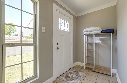 Oak Cliff House | Spacious Dallas Home + Guest House | Sleeps 21