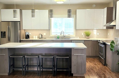 Doon South House | Spacious Doon Retreat | Sleeps 8 | Private Yard | Near 401