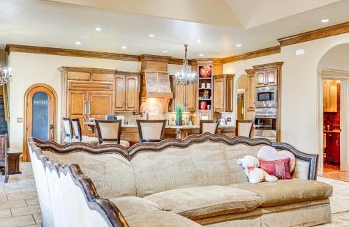 Edmond House | Spacious Edmond Vacation Rental w/Shared Pool!