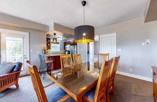 The Blue Mountains Apartment | Spacious End Unit Condo w/Board Games, Free WiFi, Patio - near Downtown