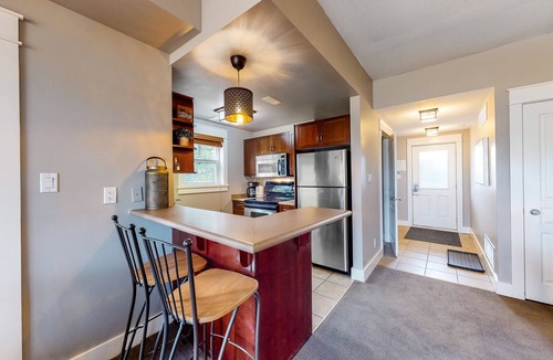 The Blue Mountains Apartment | Spacious End Unit Condo w/Board Games, Free WiFi, Patio - near Downtown