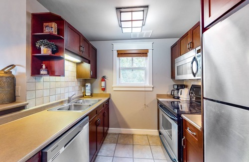 The Blue Mountains Apartment | Spacious End Unit Condo w/Board Games, Free WiFi, Patio - near Downtown