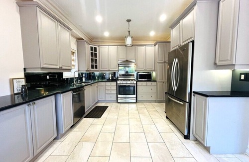 Churchill Meadows House | Spacious Family Retreat | BBQ, Backyard & Parking