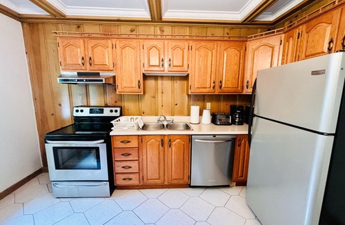 Montreal House | Spacious Group Home | Sleeps 20-Free Parking