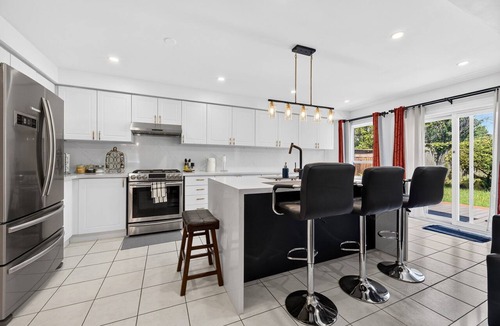 Ajax House | Spacious Group Stay in Ajax - 7 Queen Beds