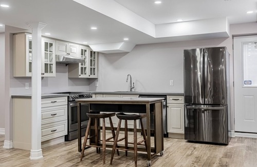 Brampton House | Spacious guest suite with ravine views