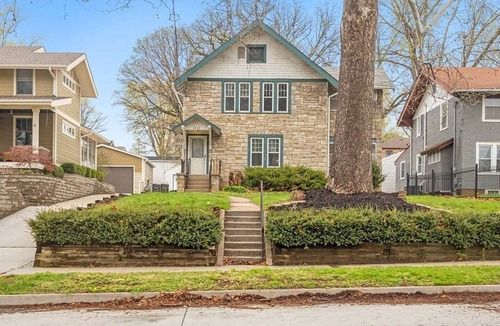 Des Moines House | Spacious historic 4-bedroom house in marvelous Des Moines with AC, WiFi