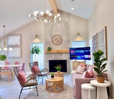 Barker House | Spacious Katy Home, Firepit Backyard, Sleeps 10 - GN