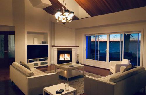 Venise-en-Quebec Villa | Spacious Lakefront Champlain lake with SPA