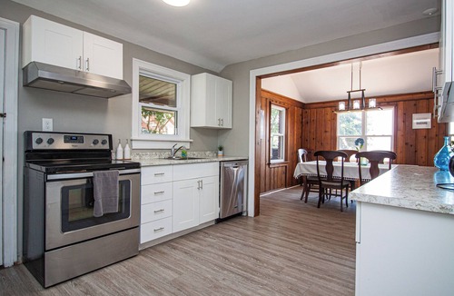 Leamington Cottage | Spacious Lakefront Cottage near Point Pelee - Hot Tub + Yard + Pet Friendly