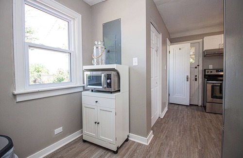 Leamington Cottage | Spacious Lakefront Cottage near Point Pelee - Hot Tub + Yard + Pet Friendly