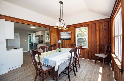 Leamington Cottage | Spacious Lakefront Cottage near Point Pelee - Hot Tub + Yard + Pet Friendly