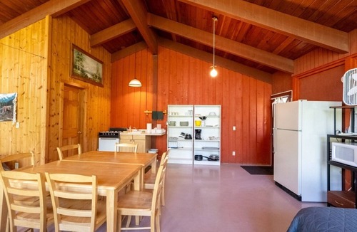 Sterling Cabin | Spacious Lakefront Cabin for Groups-Sleeps 6, Kitchen, Stained Glass Charm