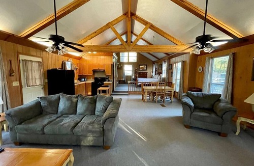 Zwolle Cabin | Spacious Lakefront Cabin with Water Activities near Zwolle, Louisiana