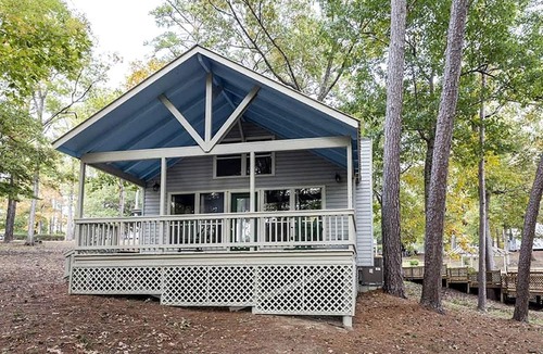 Zwolle Cabin | Spacious Lakefront Cabin with Water Activities near Zwolle, Louisiana
