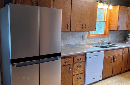 Crofton Cabin | Spacious Lakeview Cabin Minutes from Private Beach