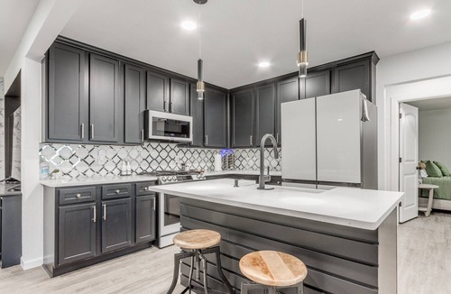 Central Oklahoma City House | Spacious Luxury House w/Pool & GUEST HOUSE 12 min from DOWNTOWN OKC