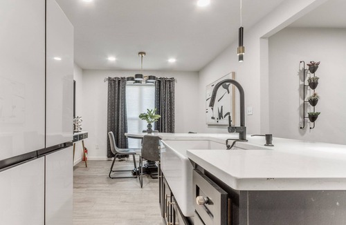 Central Oklahoma City House | Spacious Luxury House w/Pool & GUEST HOUSE 12 min from DOWNTOWN OKC