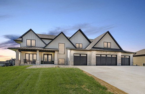 Sioux Falls House | Spacious Luxury Retreat – Private Pool, Gym, 5 Ensuite Bedrooms