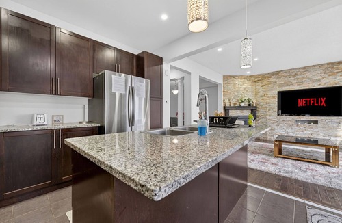 Halton Regional Municipality House | Spacious Modern 5BR Home | Sleeps 14 | Family home