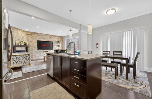 Halton Regional Municipality House | Spacious Modern 5BR Home | Sleeps 14 | Family home
