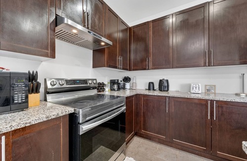 Halton Regional Municipality House | Spacious Modern 5BR Home | Sleeps 14 | Family home
