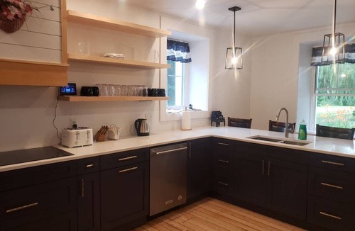 Desboro House | Spacious, Newly Refurbished Cozy Farmhouse on 100 acres
