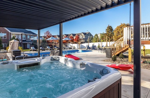 West Des Moines House | Spacious Resort w/Pool/Hot tub/Firepit/Ardade/BBQ/Walk to mall and restaurants