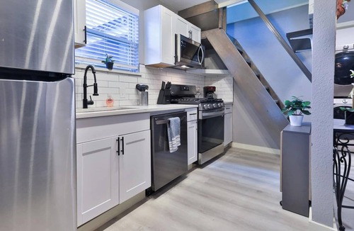 Central Arlington House | Spacious Studio Loft w/Full Kitchen, Deck & Fire Pit—Ideal for Families