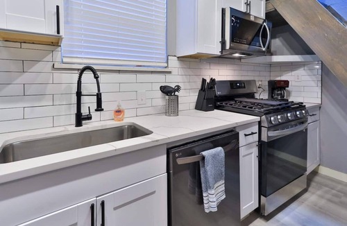 Central Arlington House | Spacious Studio Loft w/Full Kitchen, Deck & Fire Pit—Ideal for Families