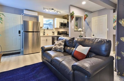 Central Arlington House | Spacious Studio Loft w/Full Kitchen, Deck & Fire Pit—Ideal for Families