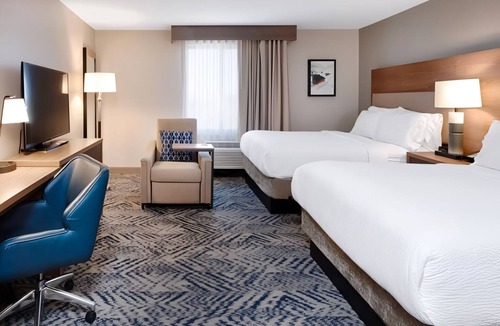 Macomb Hotel | Spacious Suite with Full Kitchen Near Macomb Center for the Performing Arts