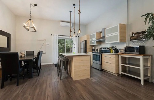 Cote-Saint-Paul House | Spacious townhouse with rooftop deck 4BR near DT