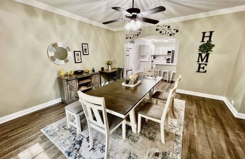 Waco House | Spacious Waco Bear Den-5 BR/4BA + Mother-in-law Suite Attached Garage Hottub