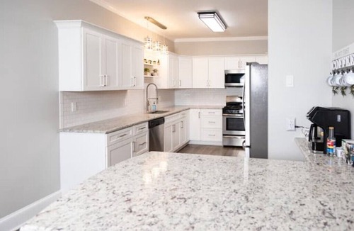 Waco House | Spacious Waco Bear Den-5 BR/4BA + Mother-in-law Suite Attached Garage Hottub