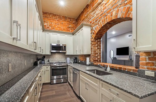 Arts/Warehouse District Apartment | 🥂Spacious Warehouse District Condo with Balcony 🥂 | The French 75