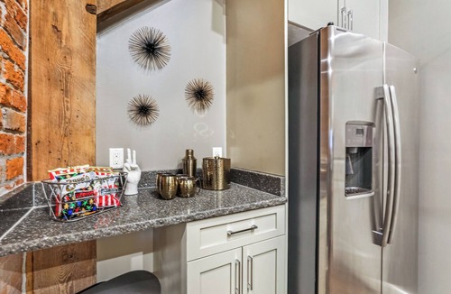 Arts/Warehouse District Apartment | 🥂Spacious Warehouse District Condo with Balcony 🥂 | The French 75